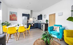 Queens Mile 1 With Free Parking By My Getaways